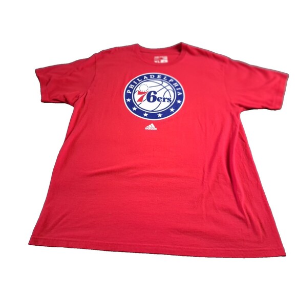 adidas PHILADELPHIA 76'ERS  LOGO SHORT SLEEVE T SHIRT XL, RED XL ROUND LOGO - Picture 1 of 7